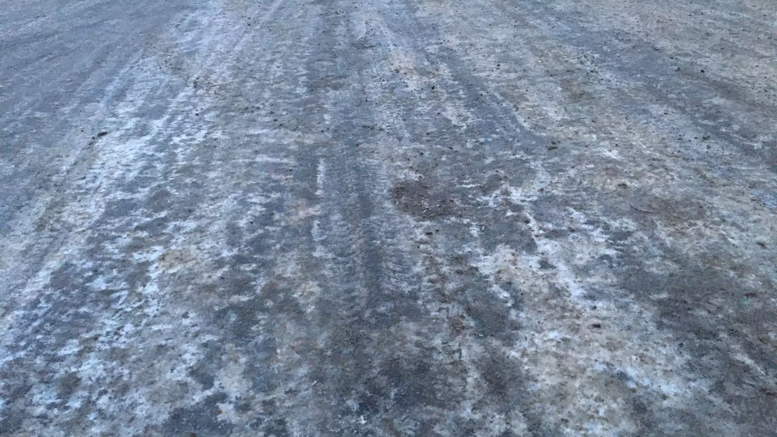 Тротуары в Челябинске остаются обледеневшими