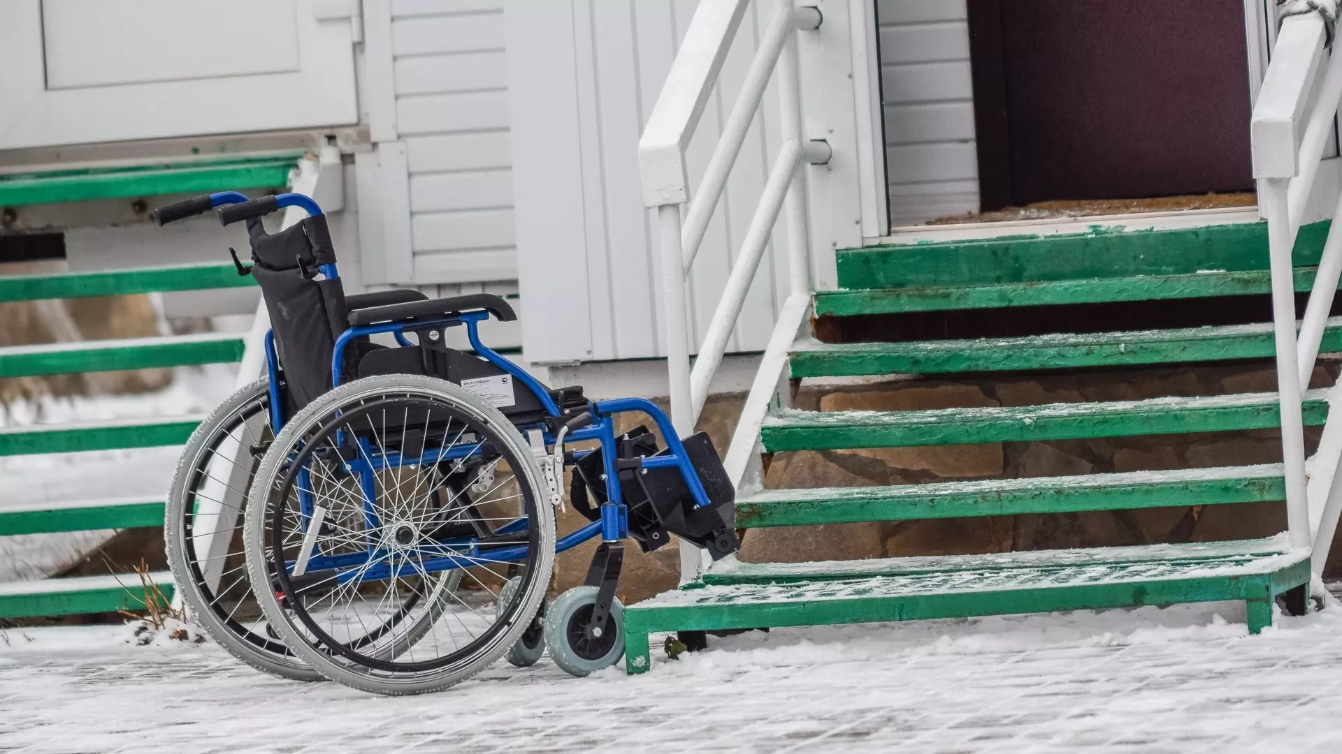 Двери в челябинском доме не рассчитаны на инвалидную коляску