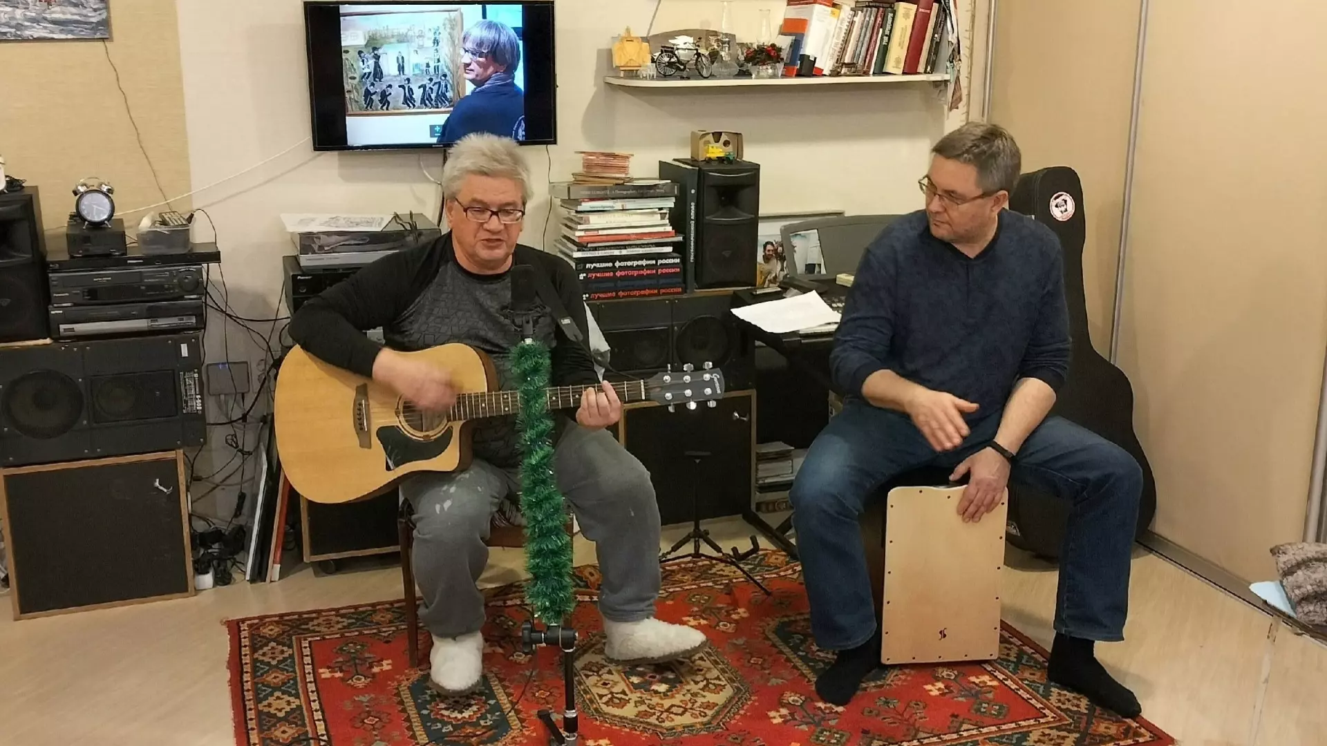 «Резиновый дедушка» Юрий Богатенков и ритм-партнер по квартирному концерту