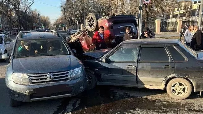 Автомобиль перевернулся: три машины столкнулись на проспекте Ленина в Челябинске