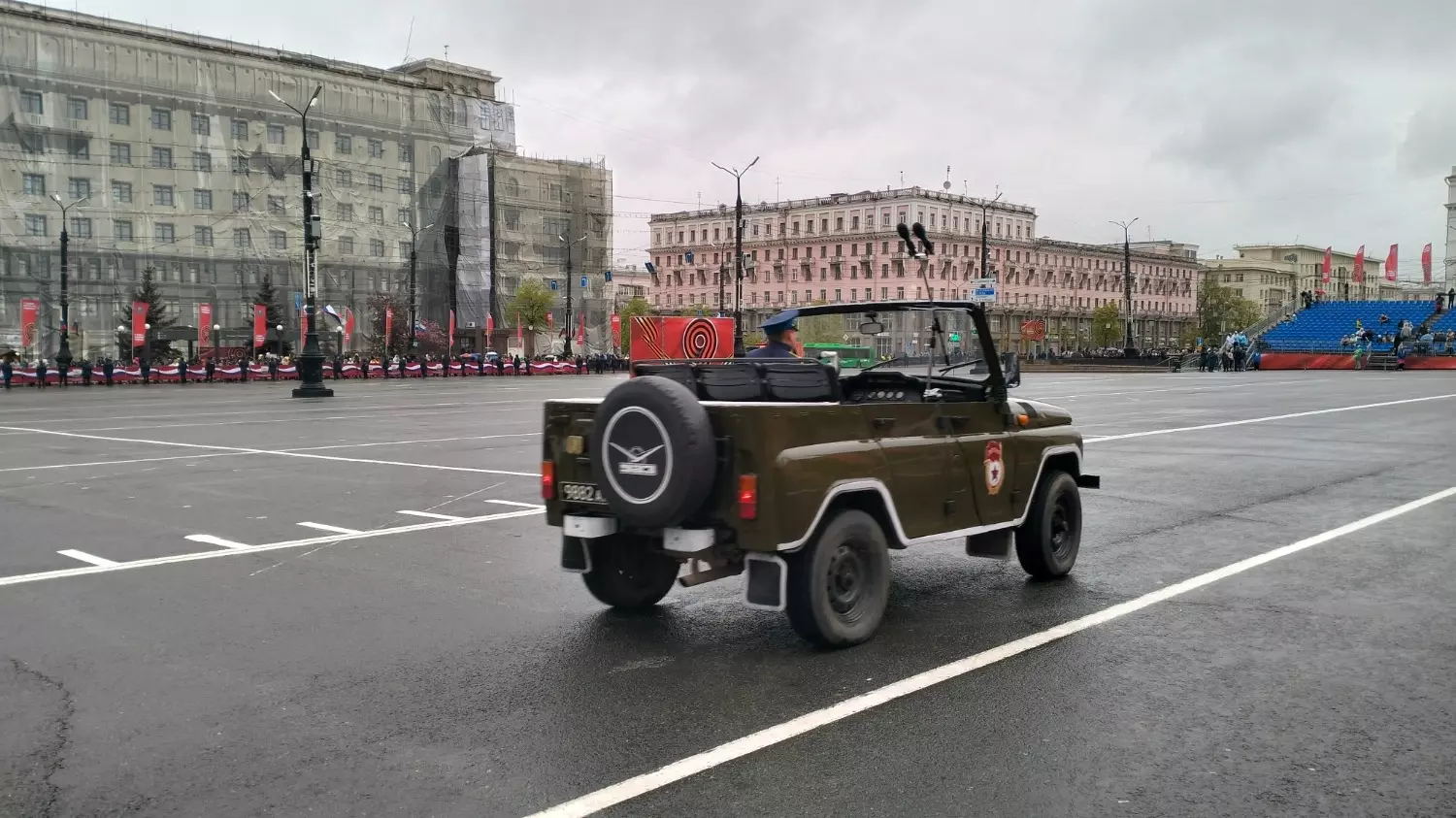 Военный автомобиль времен Второй мировой войны на площади Революции в Челябинске