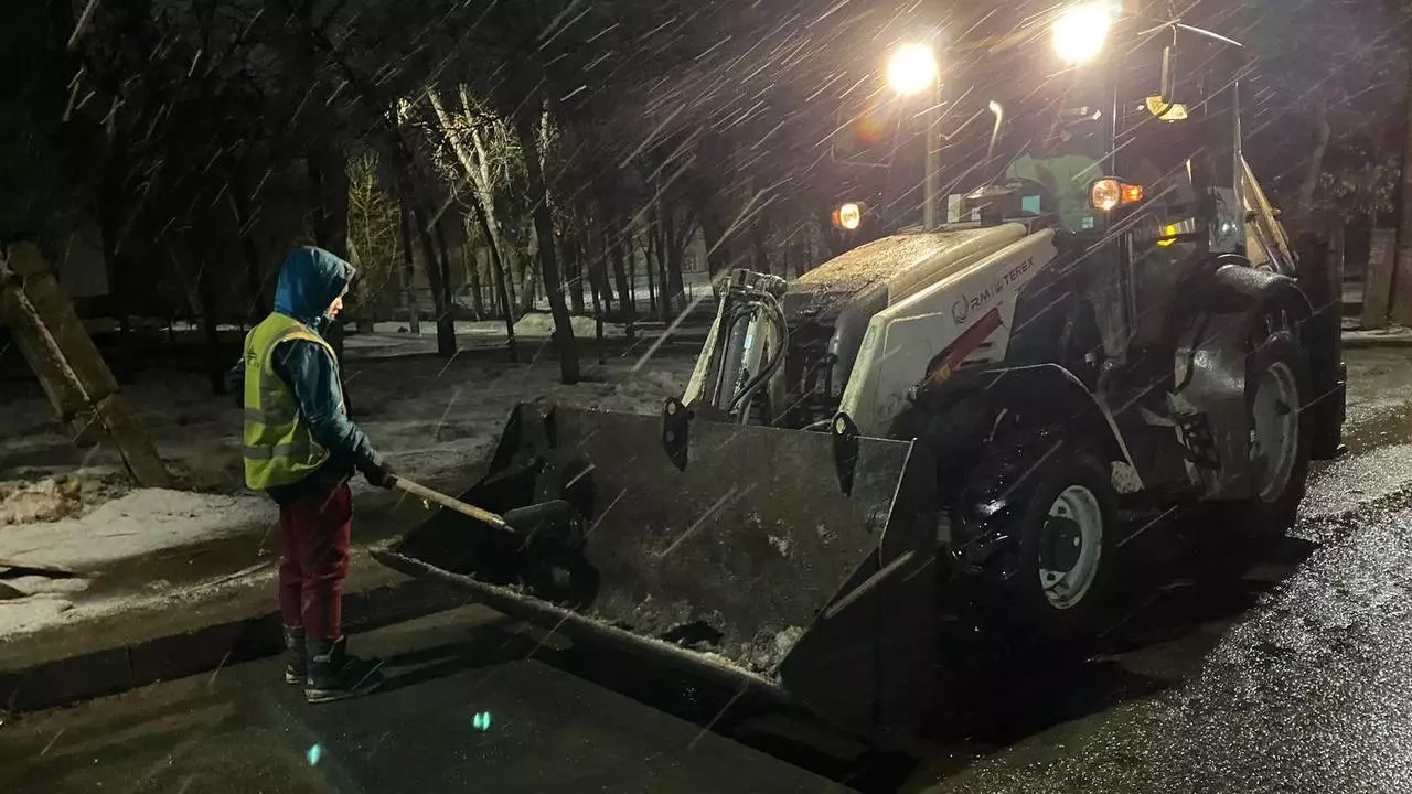530 рабочих убирают вновь выпавший снег на улицах Челябинска