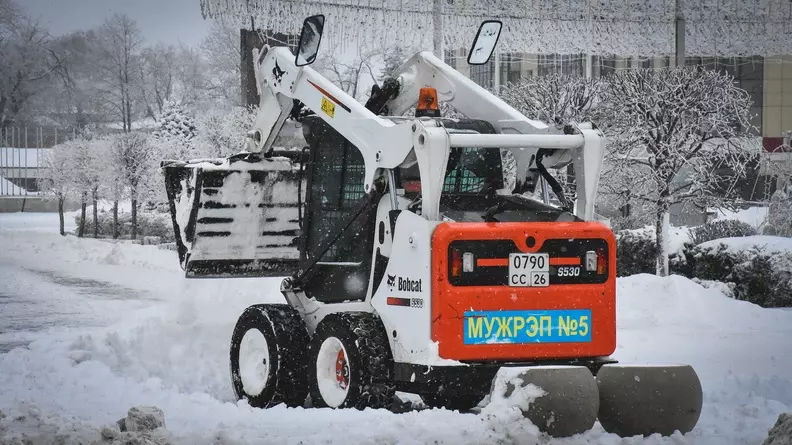 Реку Миасс в Челябинске заваливают снегом — кто виноват?