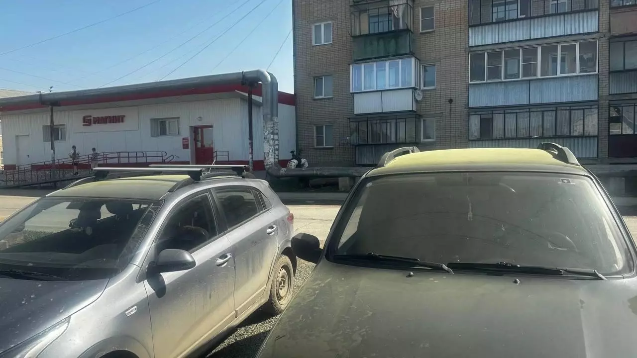 Зеленая пыль обнаружилась на машинах и домах в Челябинской области 21 апреля 2024 года