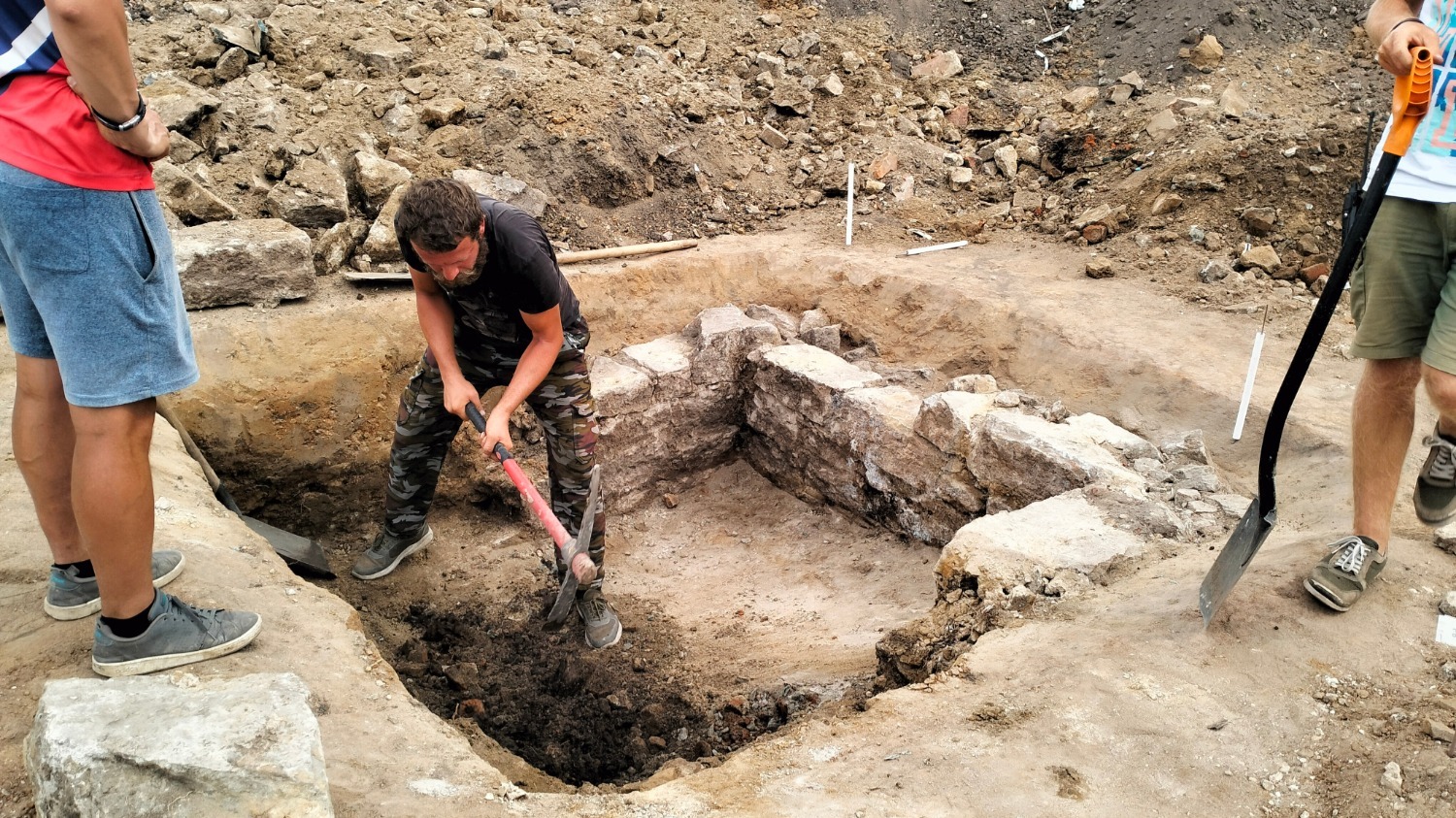 Археологические раскопки на улице Пушкина в Челябинске требовали применения разных инструментов
