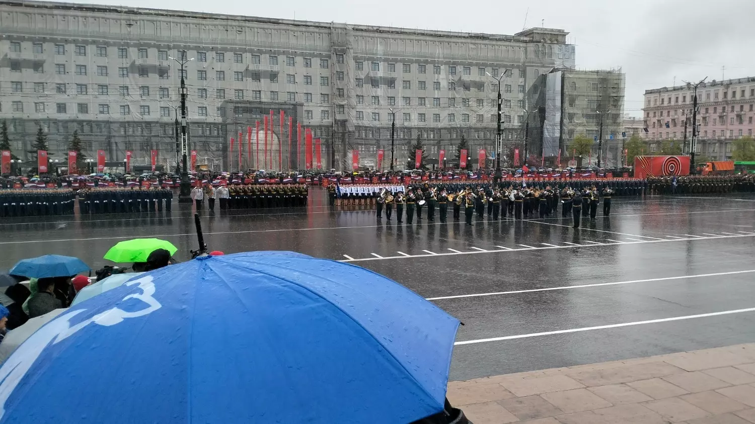 Военный оркестр на параде 9 мая играет под дождем