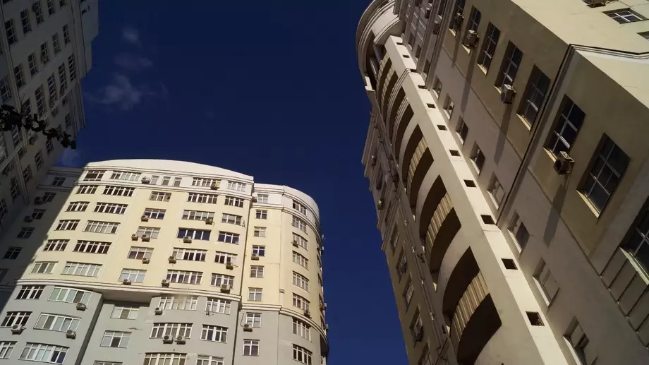 В Челябинске мужчина выпал с девятого этажа