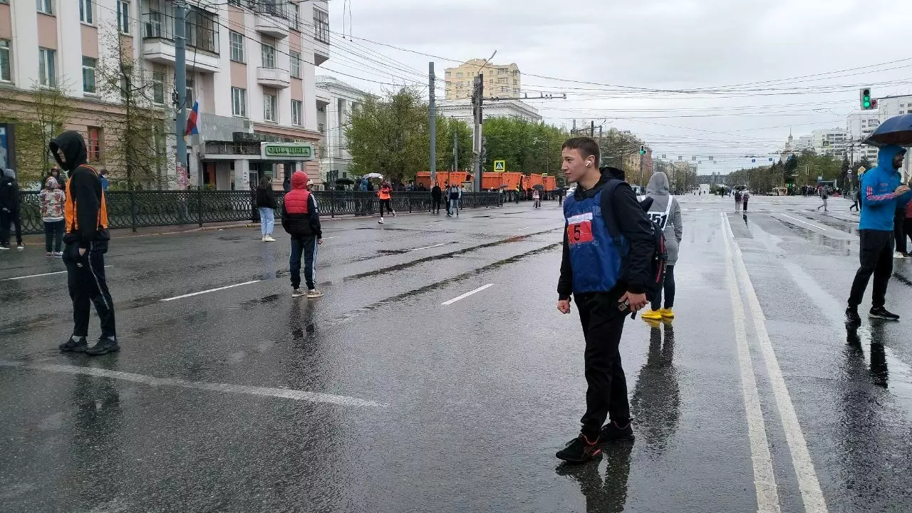 Участники эстафеты в ожидании на проспекте Ленина