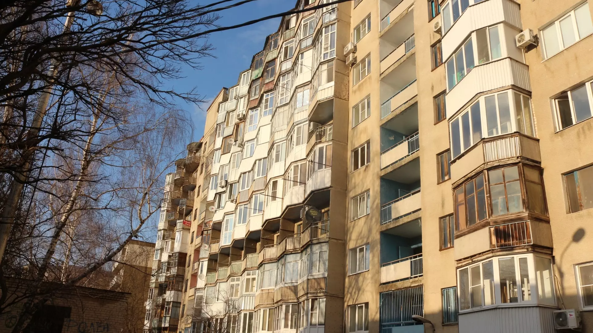 Житель многоэтажки в Челябинске разбился насмерть