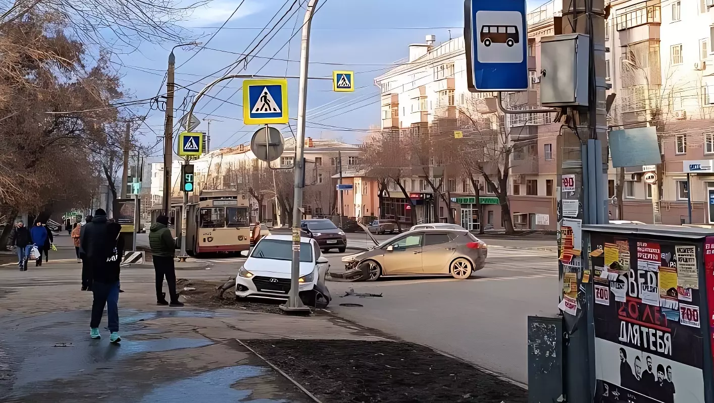 Авария в центре Челябинска перекрыла движение троллейбусов