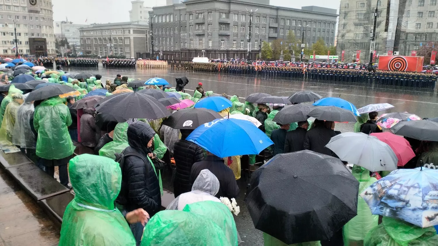 Парад Победы в Челябинске и море зонтов зрителей