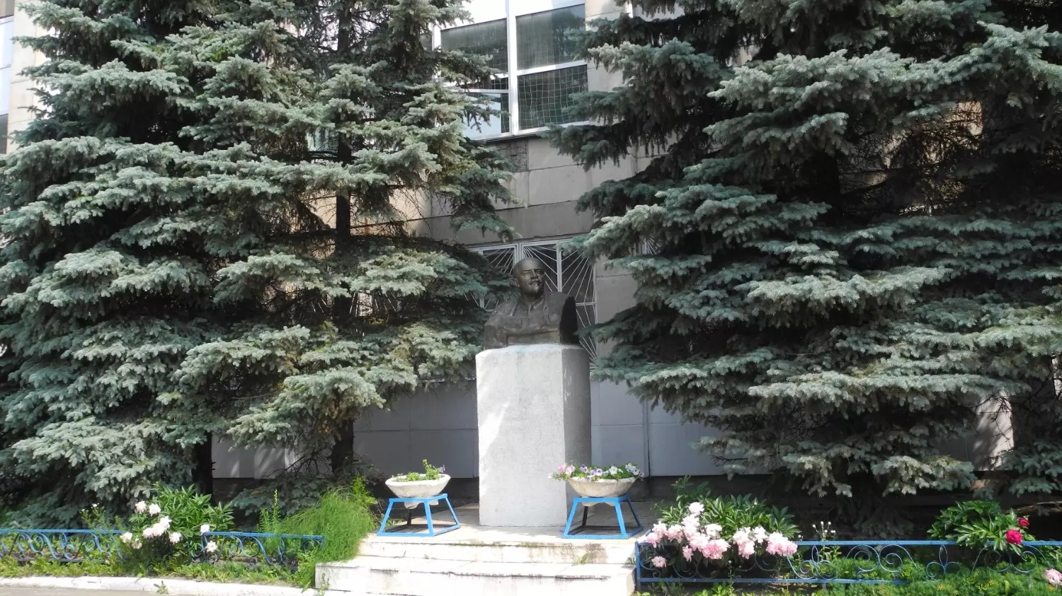 Памятник-бюст Ленину у промышленно-гуманитарного техникума