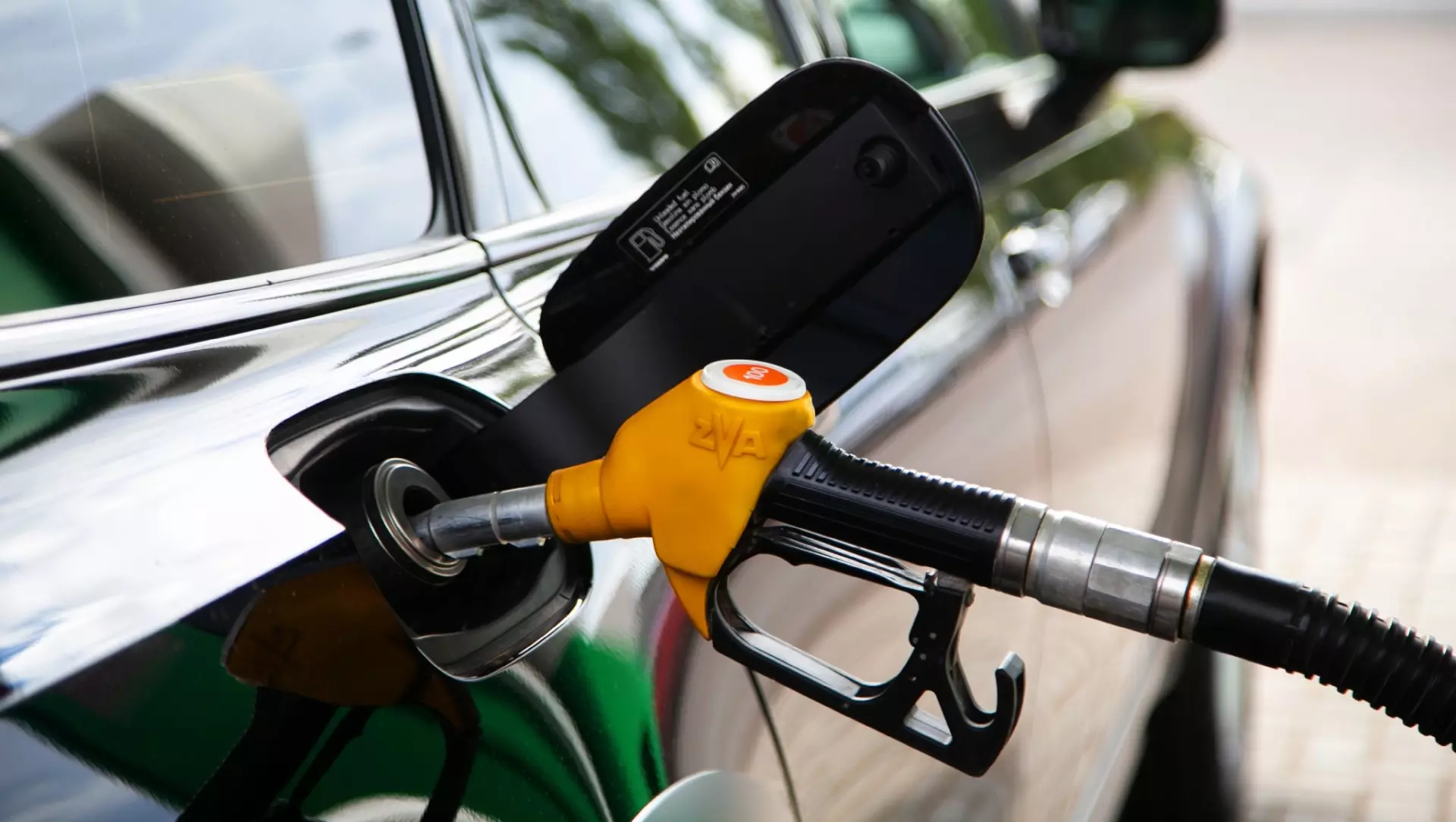 До 10 литров на машину ограничили продажу бензина на заправках в Челябинске