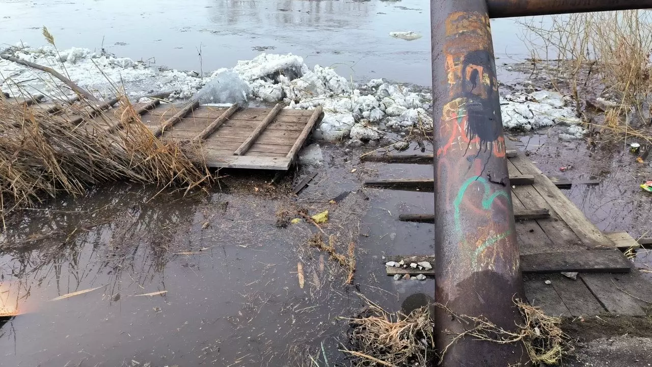 Троичане сообщают о поднявшемся уровне воды в реке до 2,5 м и разрушении моста