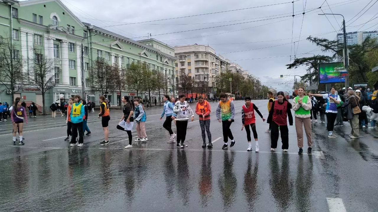Участники первомайской эстафеты в Челябинске в ожидании эстафетной палочки