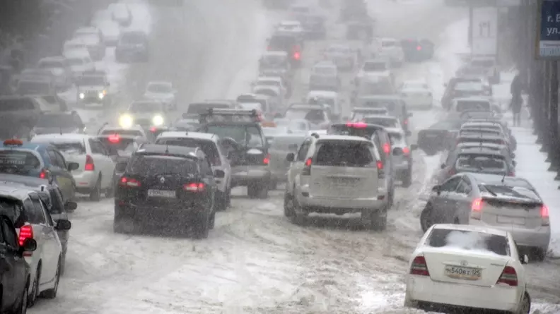 Три автомобиля столкнулись на окраине Челябинска из-за снегопада