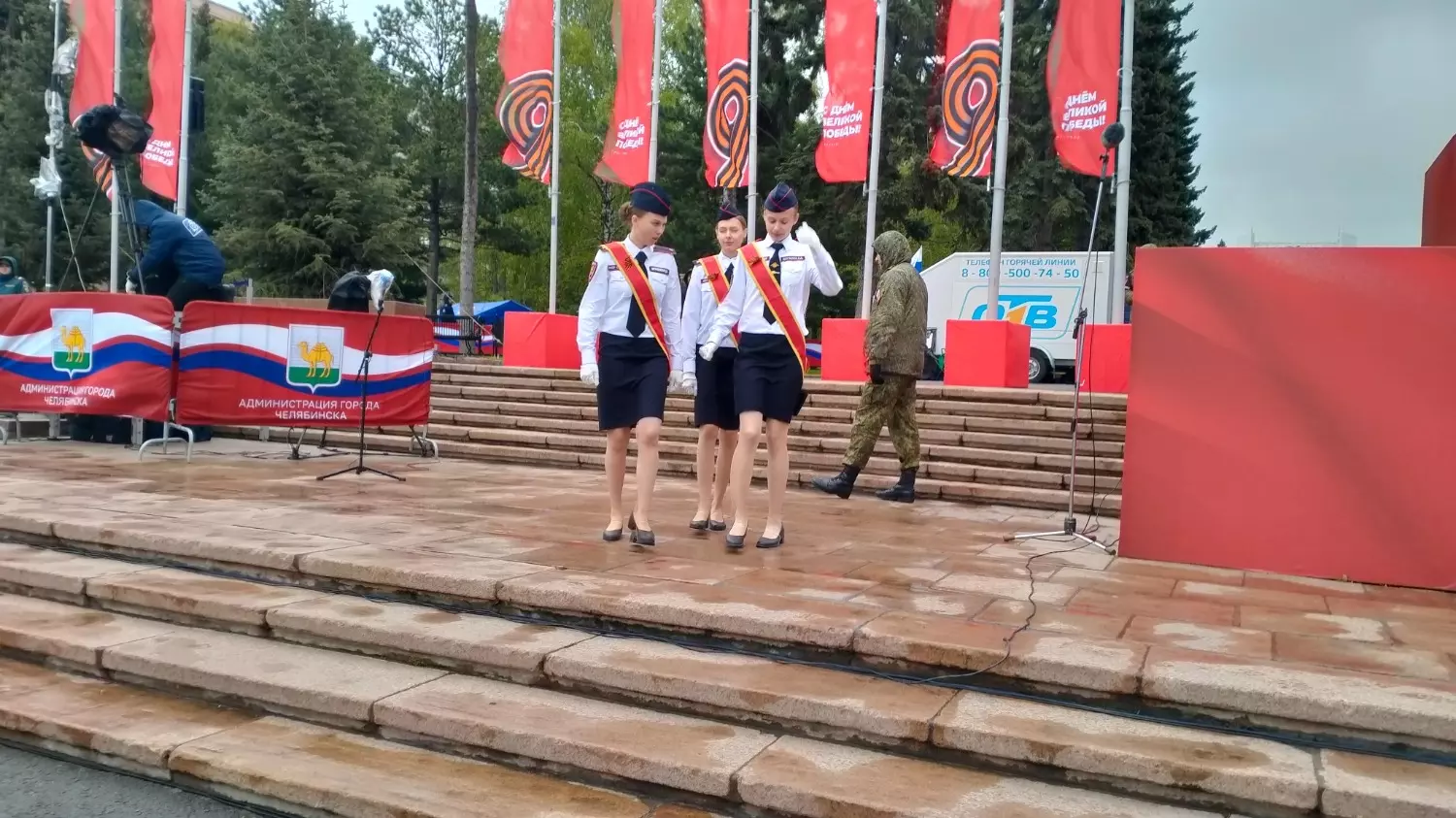 Девушки в форме курсантов 9 мая 2024 года в Челябинске