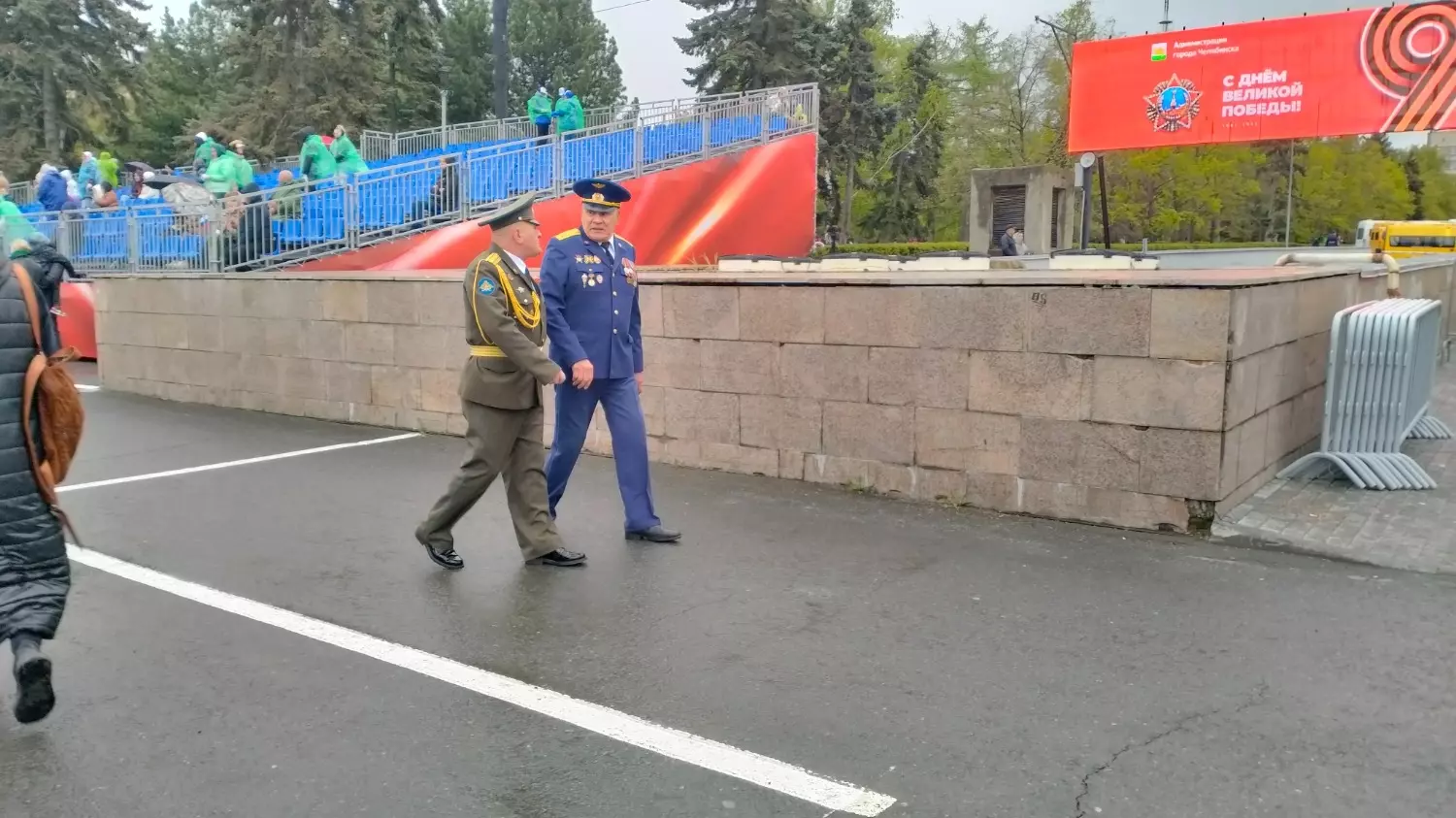 Пожилые военные на площади Революции в Челябинске