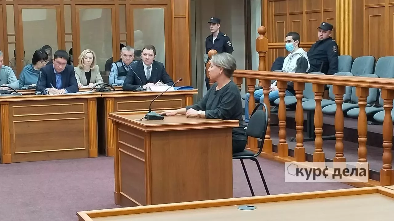 Свидетель Ирина Карабашева дает показания в суде по делу об убийстве мигрантами 17-летнего челябинца