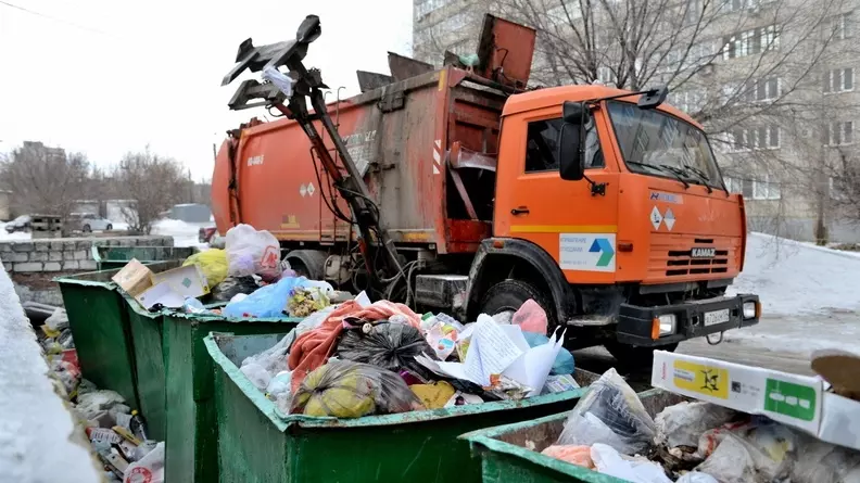 Из-за снегопада в Челябинске изменился график работы служб по вывозу мусора