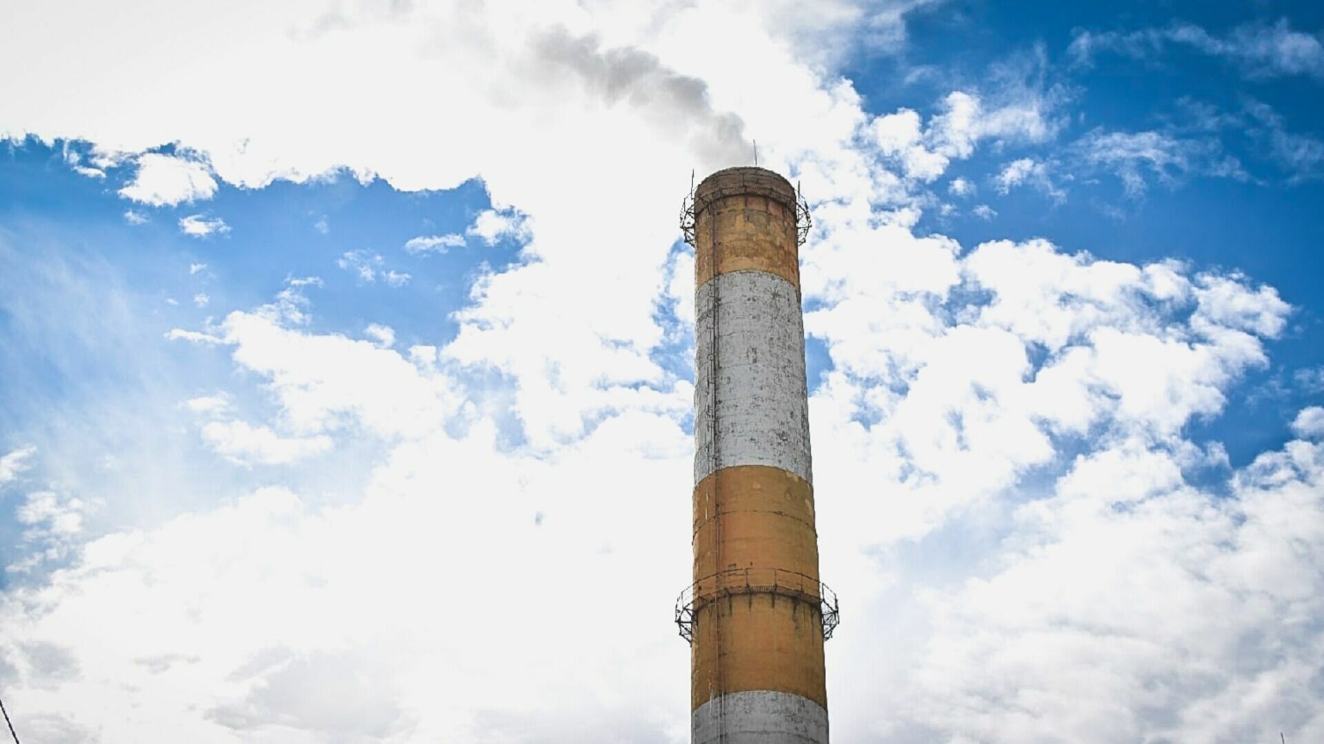 Жители Миасса жалуются на вредные выбросы с медеплавильного завода