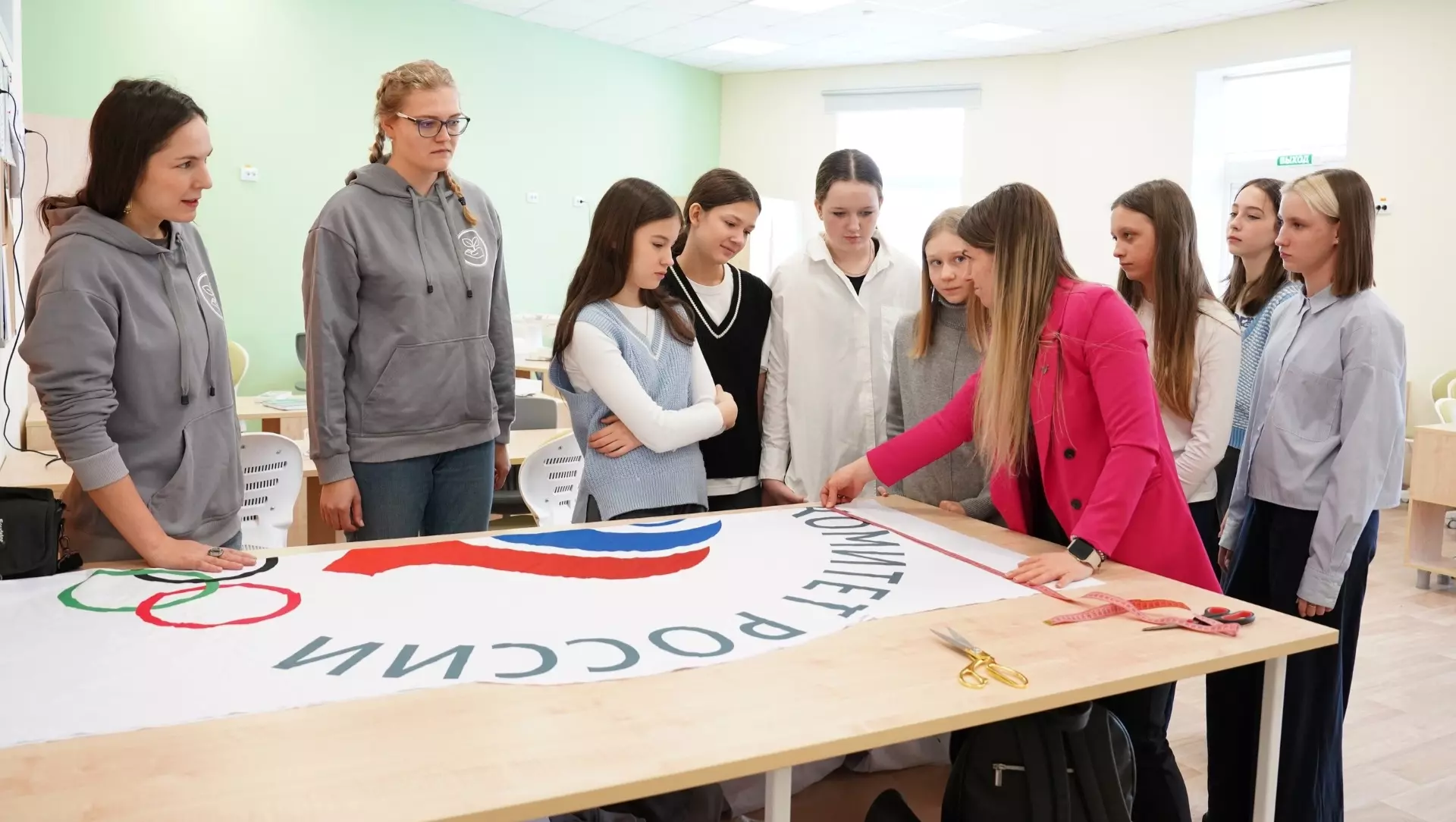 Ученицы ИТ-лицея «Привилегия» перешили спортивный баннер в шопперы