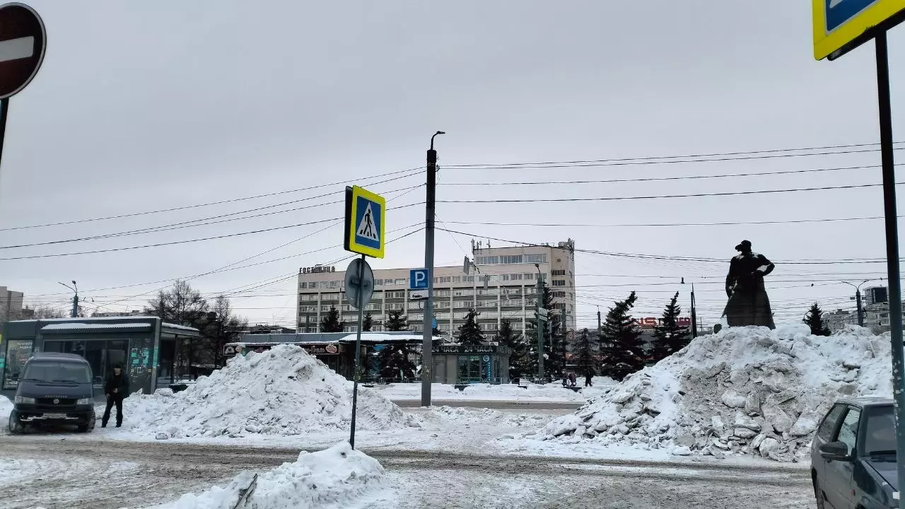 Кучи снега на привокзальной площади в Челябинске