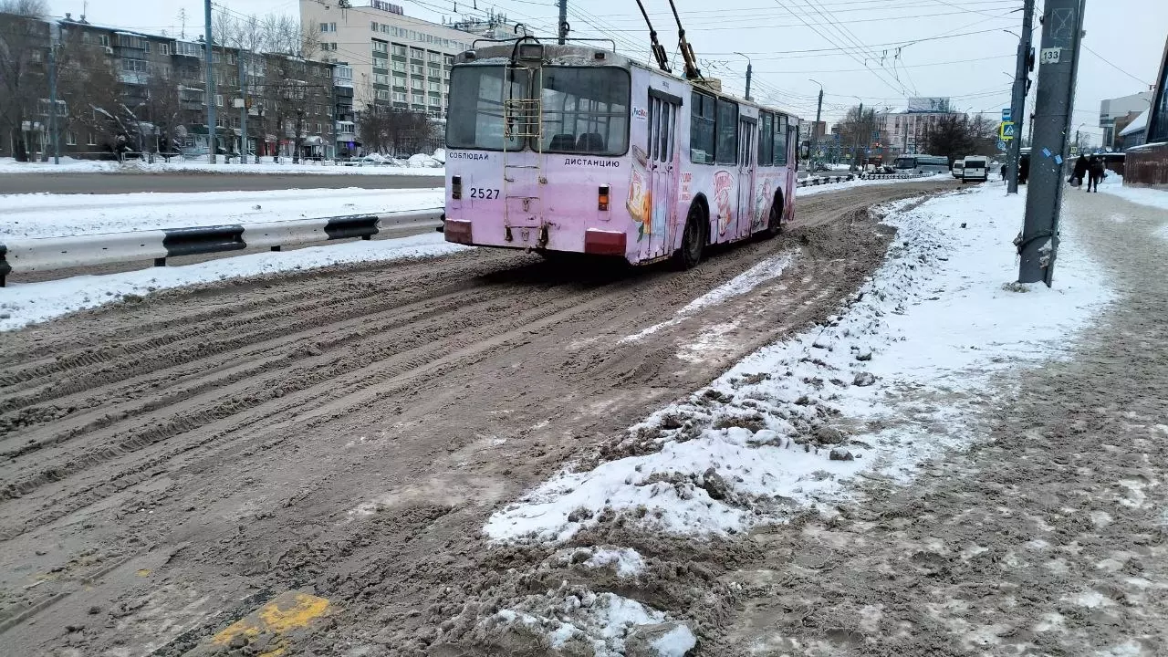 Троллейбус на дорогах Челябинска зимой
