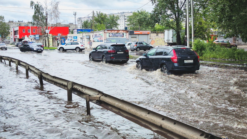 Последствия мощных ливней убирают в Челябинске
