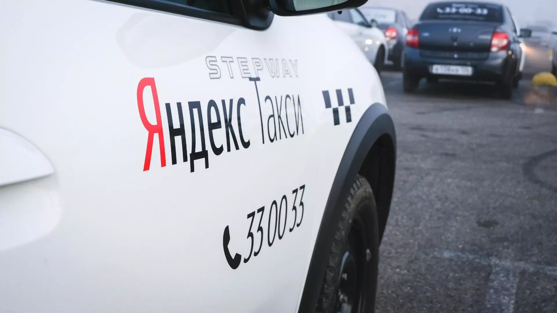 Названы зарплаты таксистов и курьеров в Челябинске