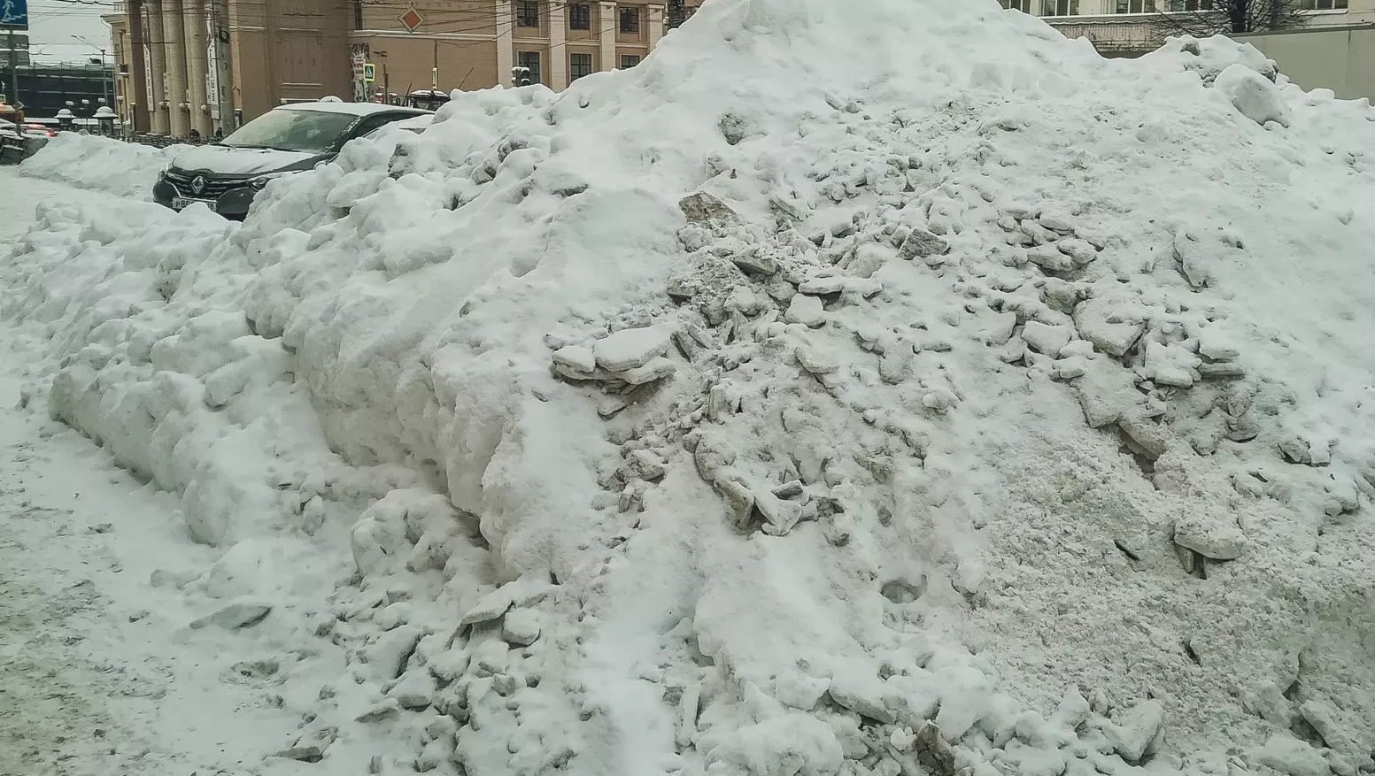 В Челябинске снег складируют на общественных пространствах