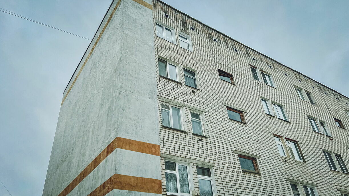 Труп молодого человека нашли под окнами многоэтажного дома в Магнитогорске