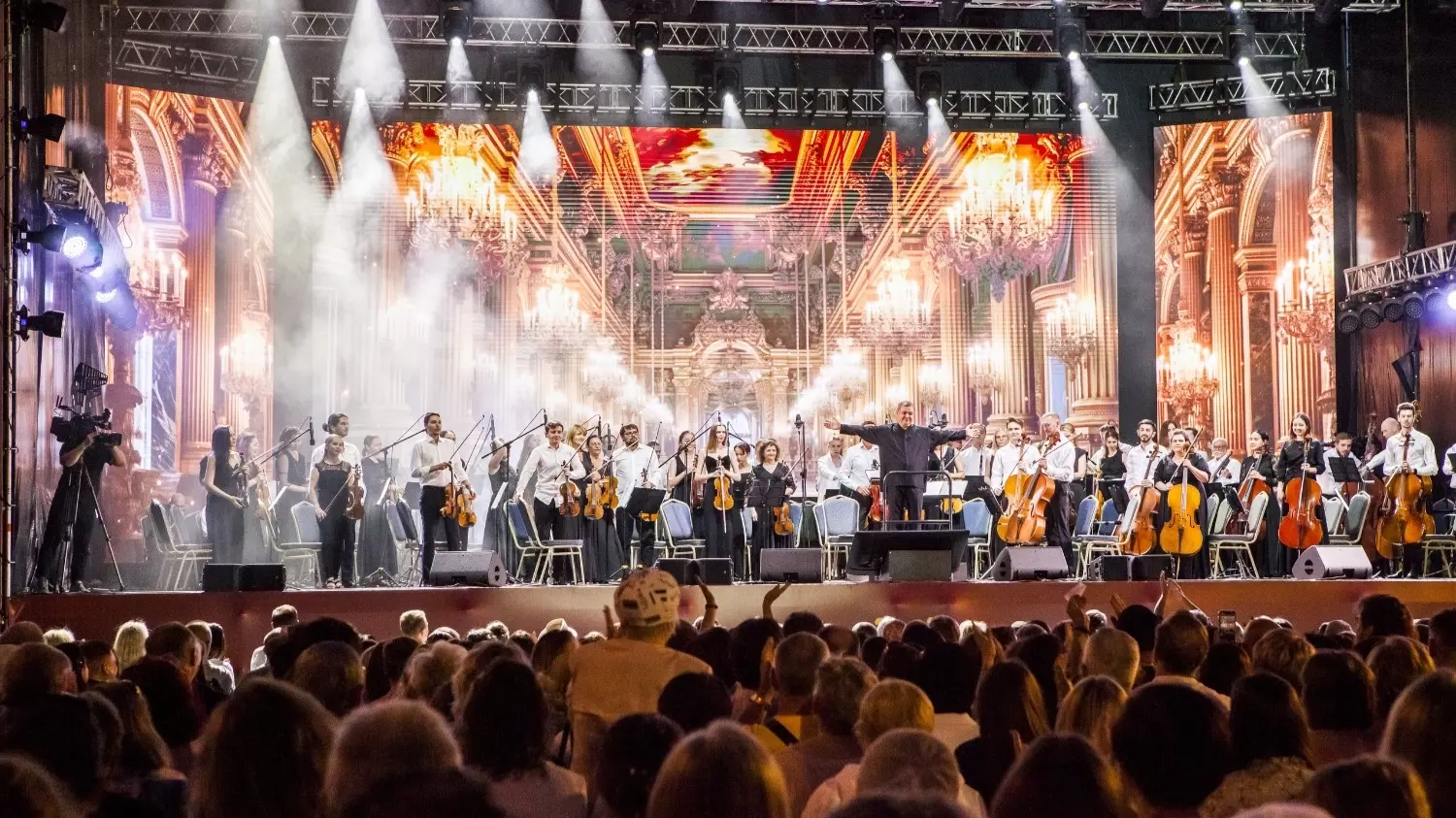 Адик Абдурахманов и Челябинской симфонический оркестр на сцене