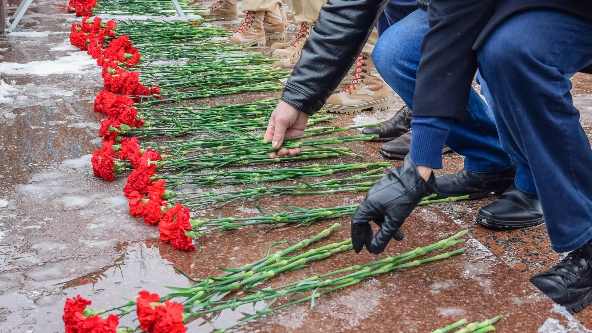 К месту смерти студента принесли цветы в Челябинске