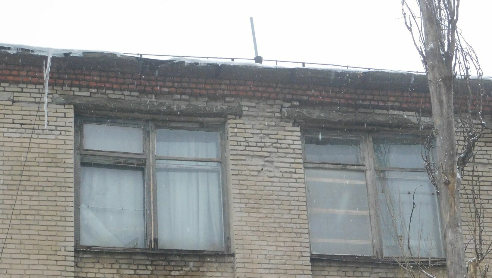 Труп мужчины обнаружили на крыше здания в Магнитогорске
