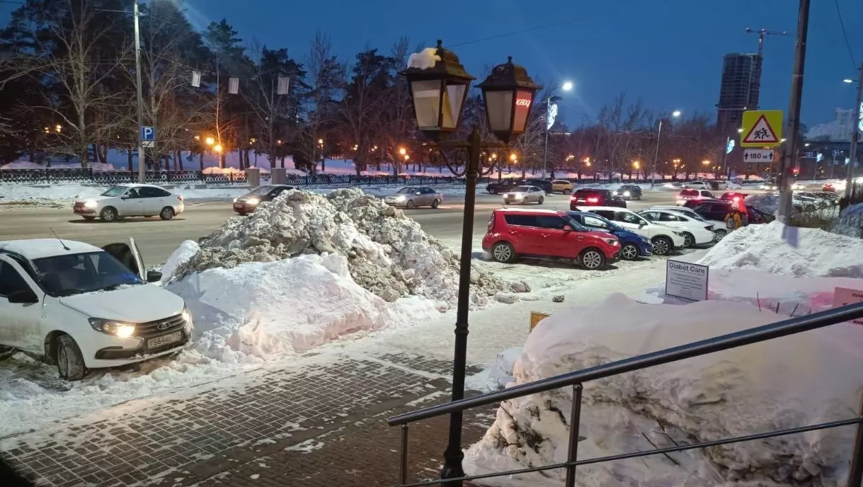 Челябинские бизнесмены пожаловались на кучи грязного снега в центре города