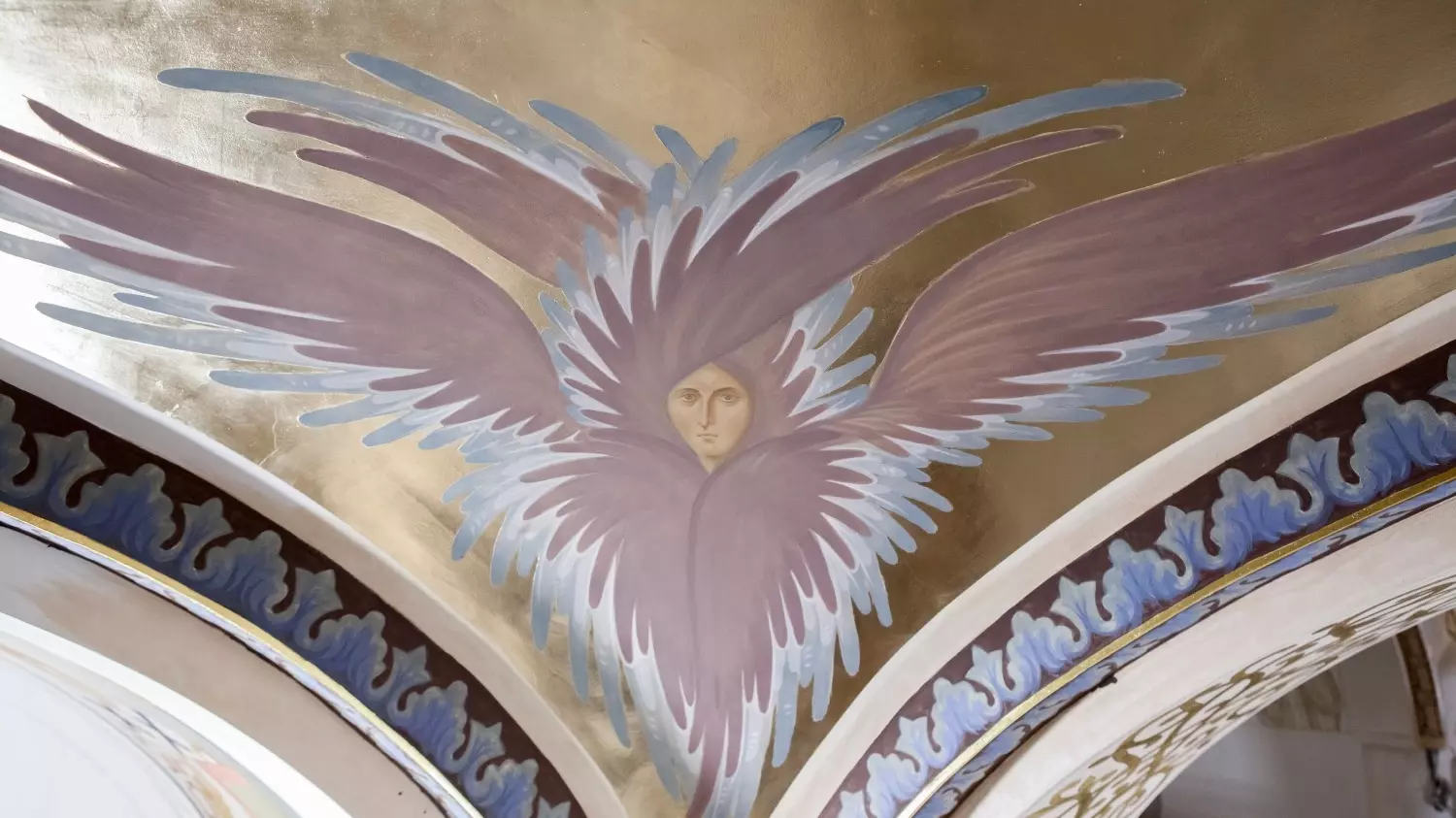 Ангел на сводах храма уже расправил крылья