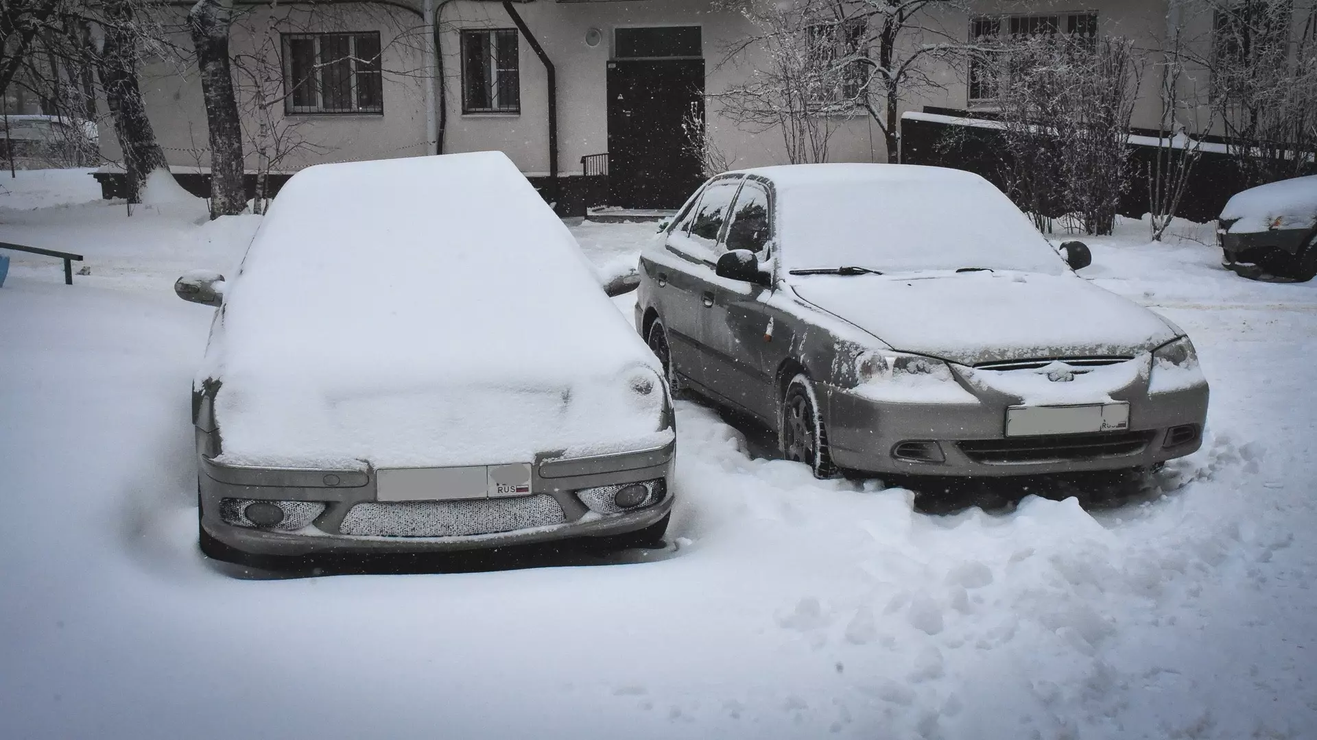 «Не чистят совсем»: жители Челябинска пожаловались на снежные завалы во дворах