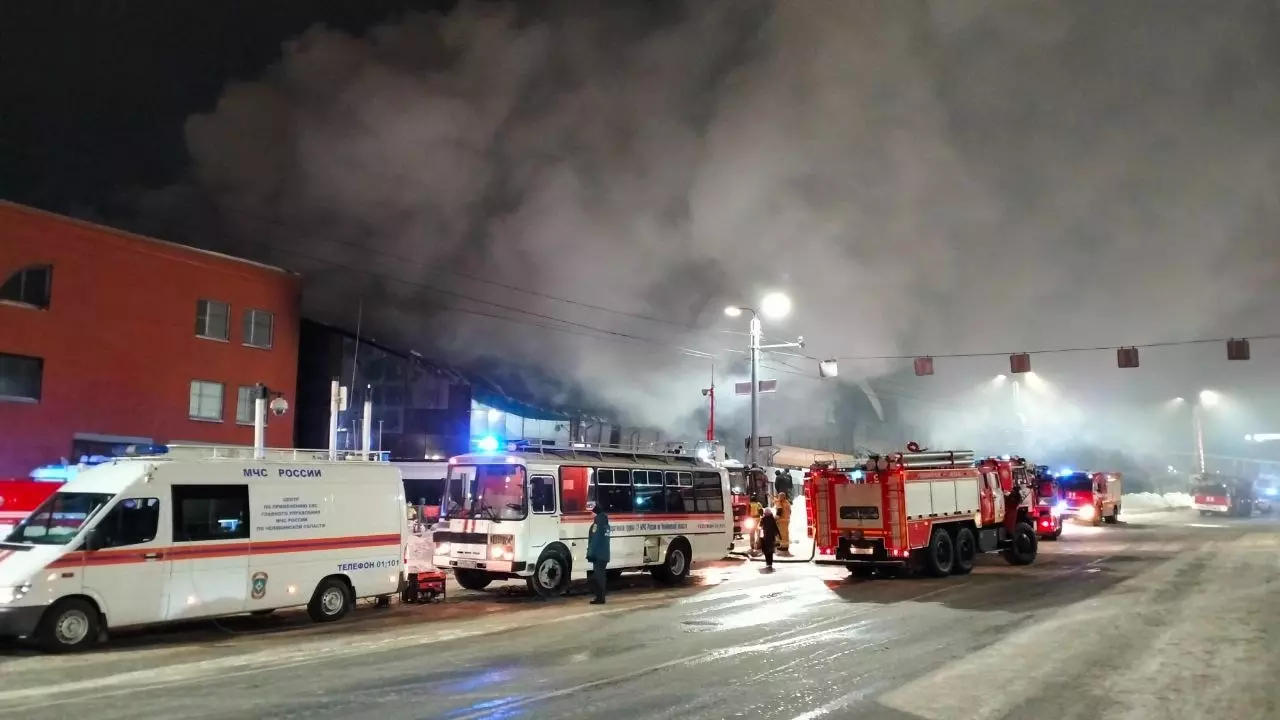 Густой черный дым на месте пожара на рынке «Восточный город» в центре Челябинска