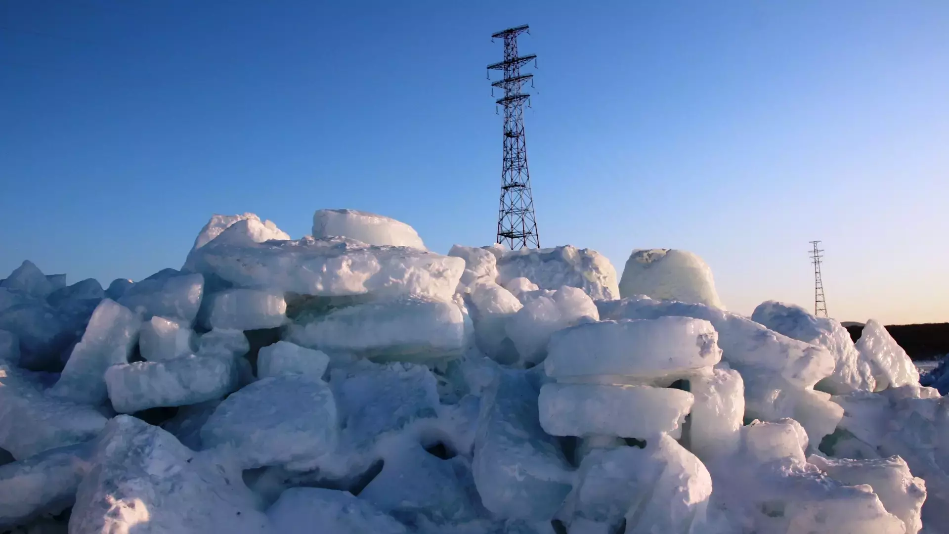 Челябинцы возмущены снежной свалкой в лесу Сосновского района