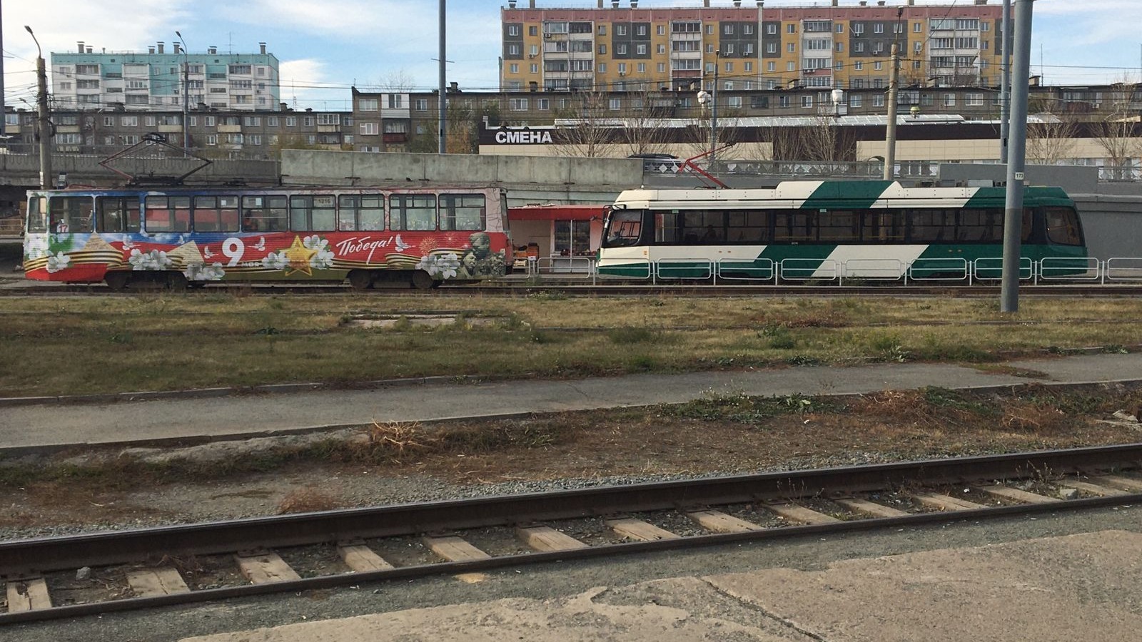 Старый и новый трамваи Челябинска