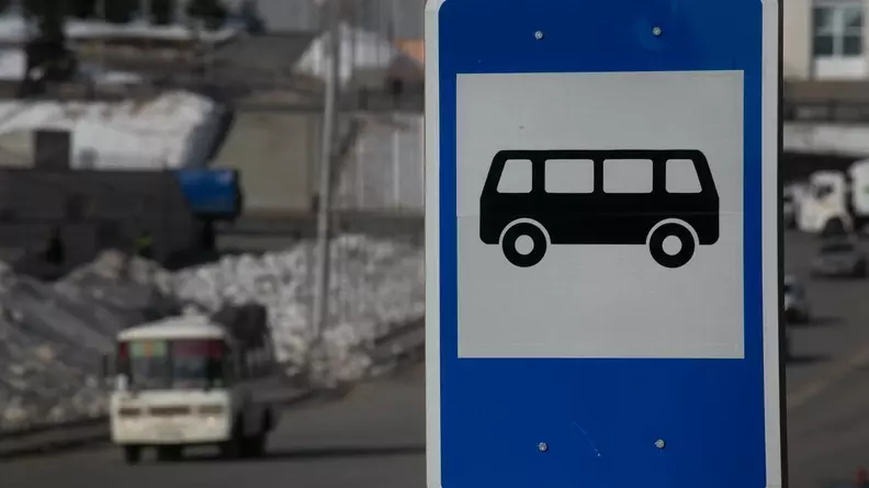 Автобус врезался в остановку в Ленинском районе Челябинска