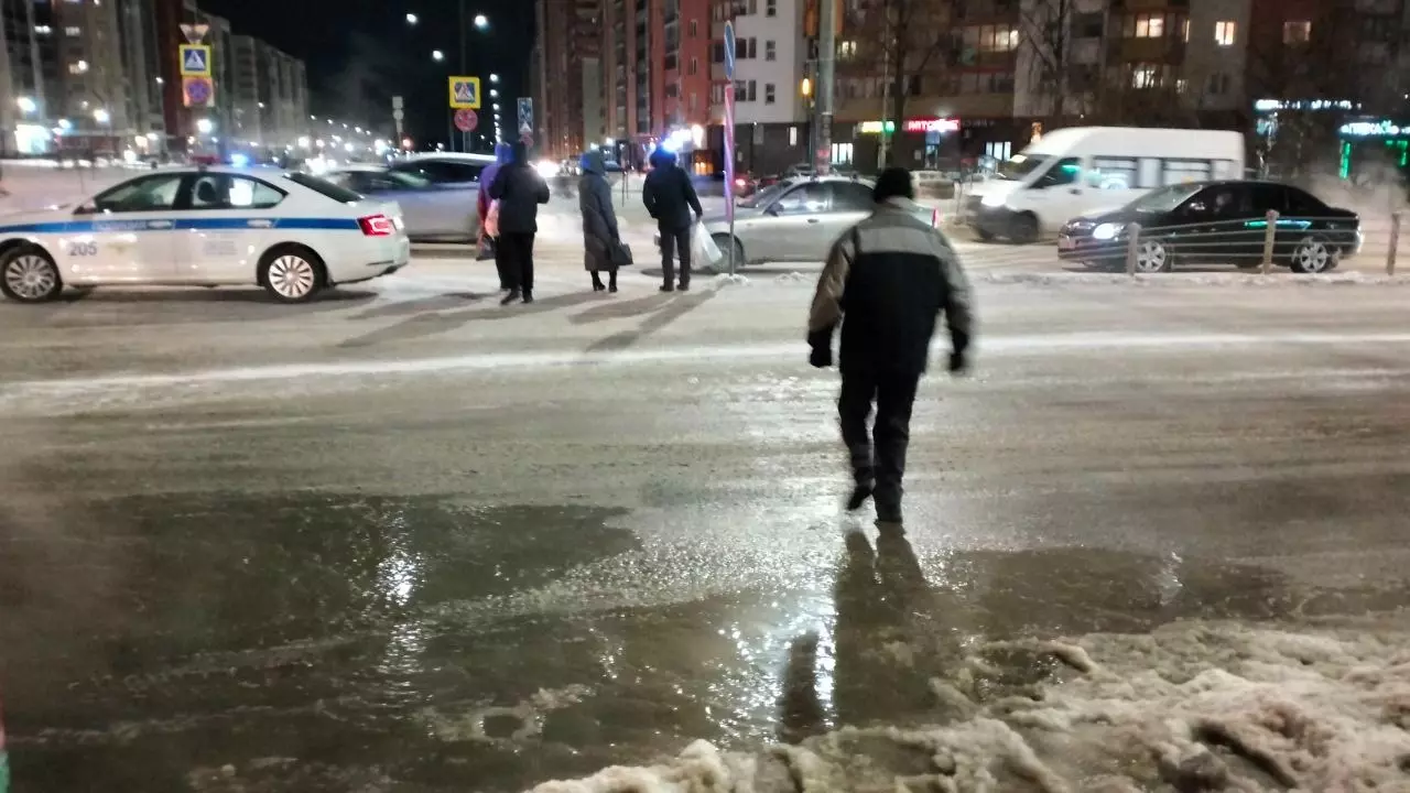 Закрыто движение транспорта в районе прорыва водовода в Челябинске