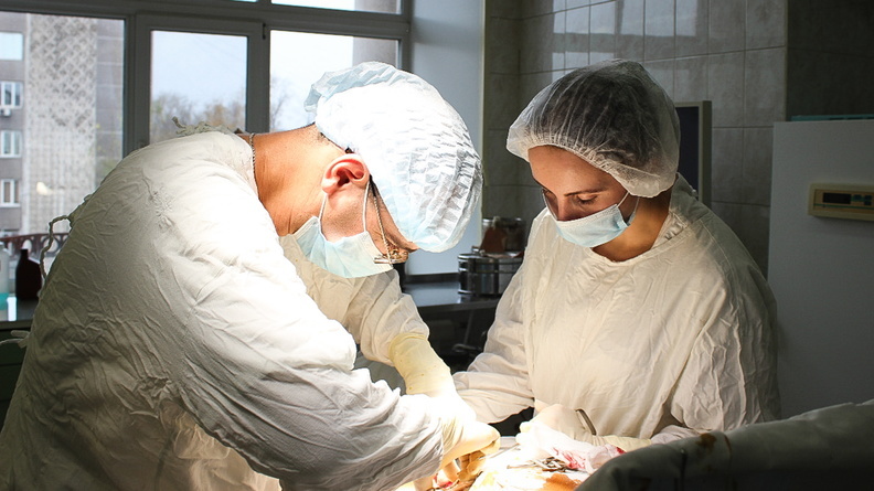 Челябинские хирурги сохранили зрение и глаз пациентке с редкой опухолью