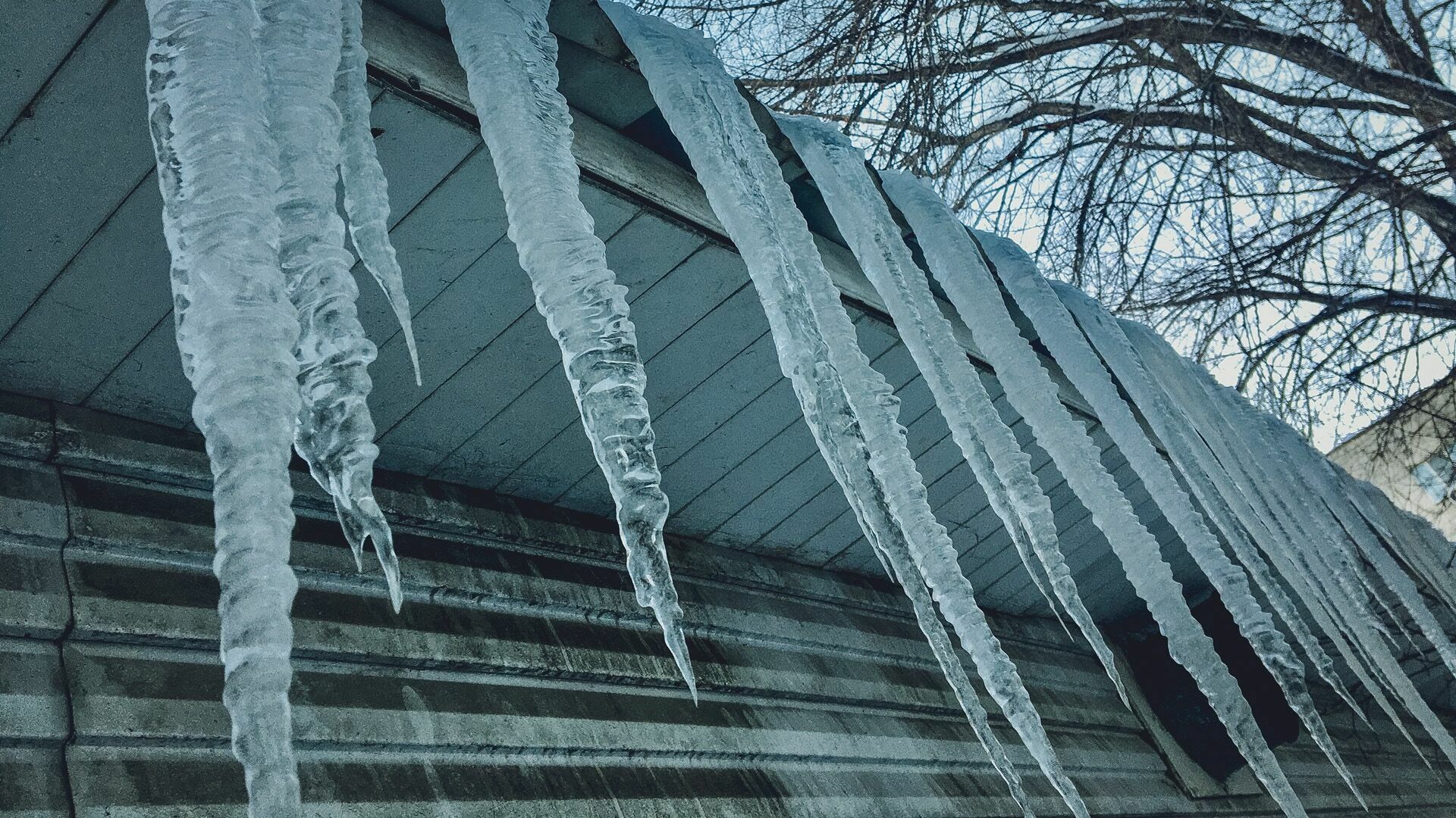 Ребенок погиб из-за падения льда со здания в Челябинской области
