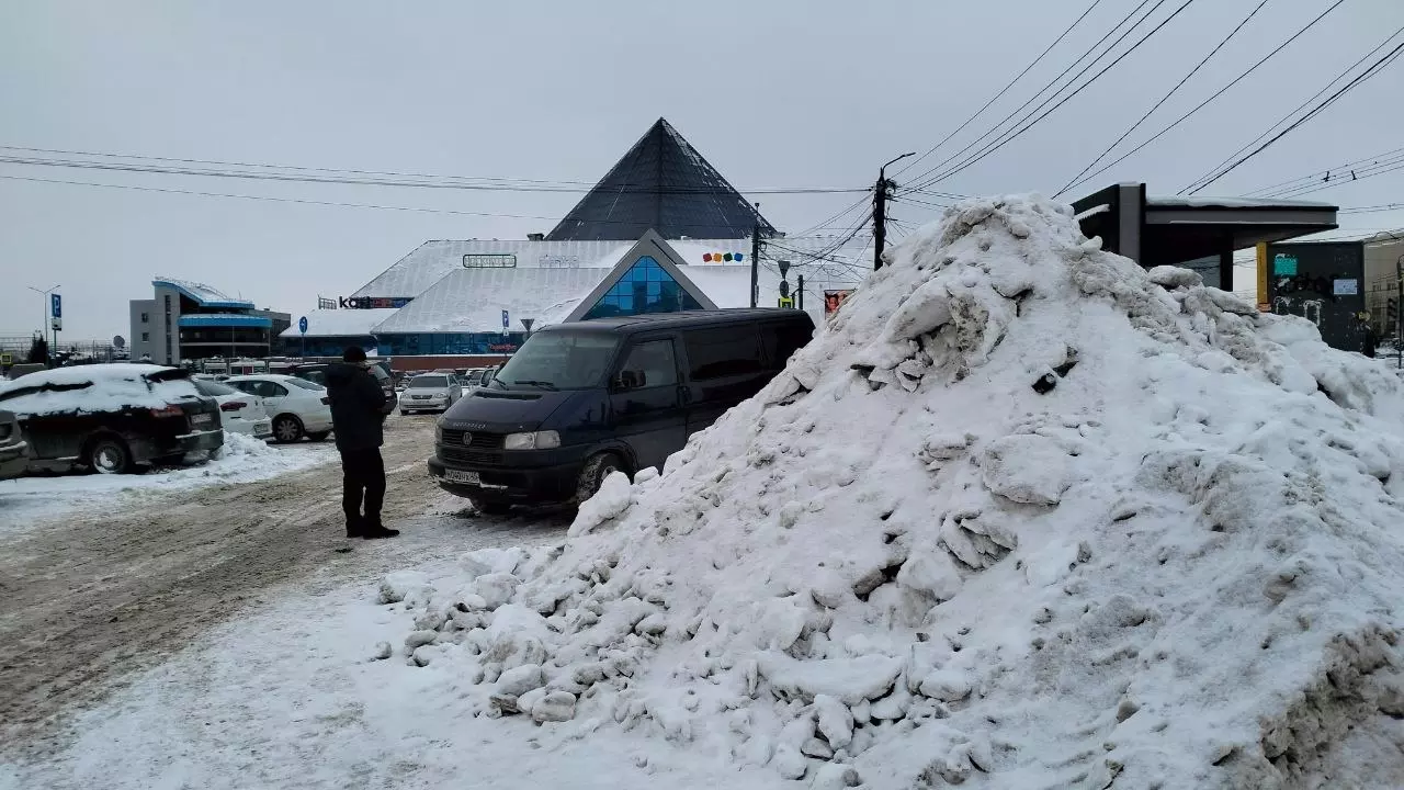 Большие кучи снега в январе 2024 года на привокзальной площади в Челябинске