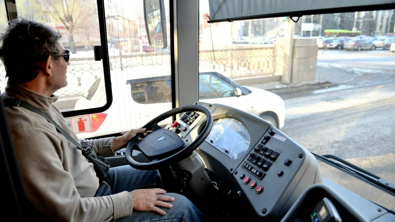 Списанный в Москве автобус-гармошка сломался за несколько дней работы в Челябинске