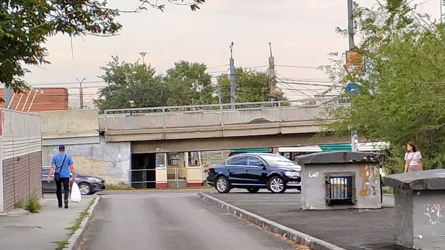 Машины на этой странной парковке в Челябинске все же есть