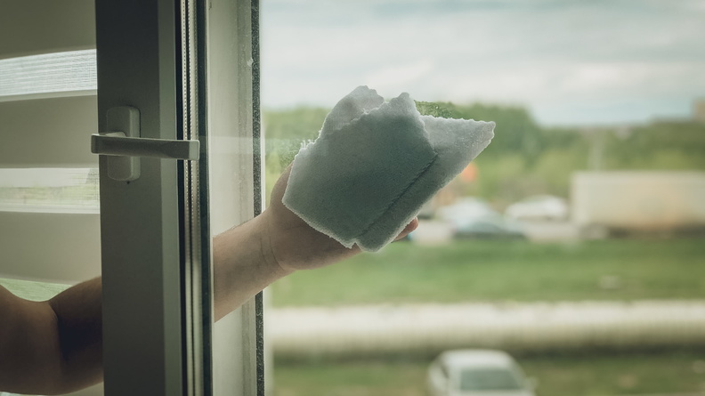 В Челябинской области женщина выпала с 4-го этажа, пока мыла окна