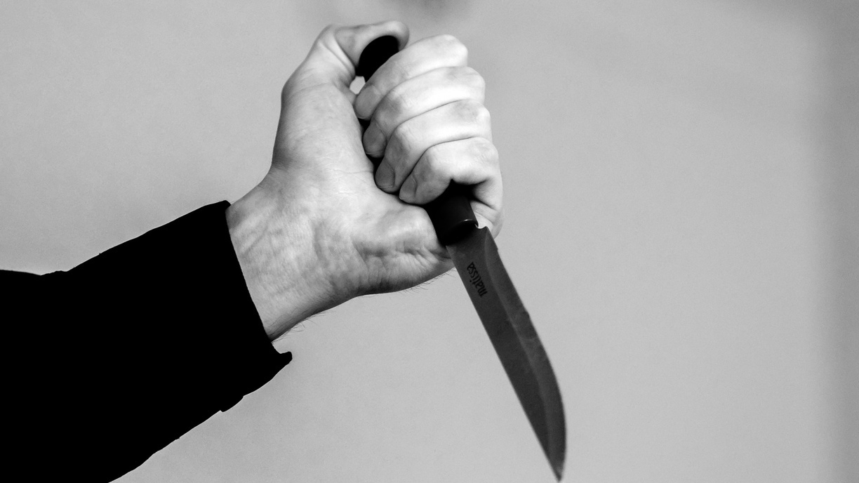 Весь прилавок в крови: челябинец с ножом ворвался в магазин и самоубился